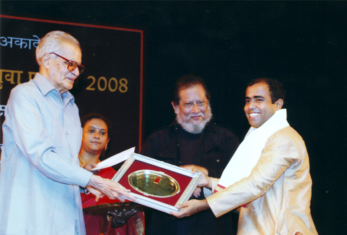 Srikanta-Bose-Receiving-Ustad-Bismillah-Khan-Youth-Award